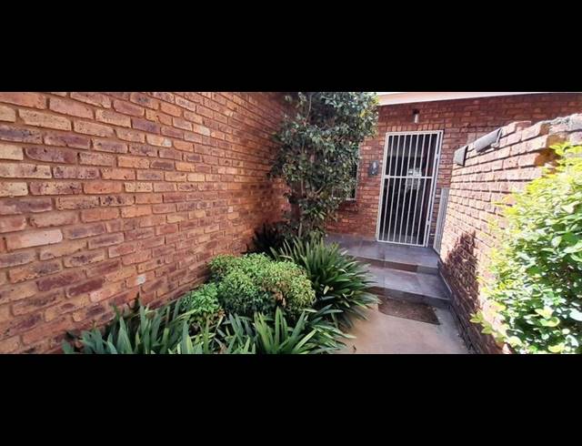 3 BEDROOM TOWNHOUSE FOR SALE IN CLUBVIEW